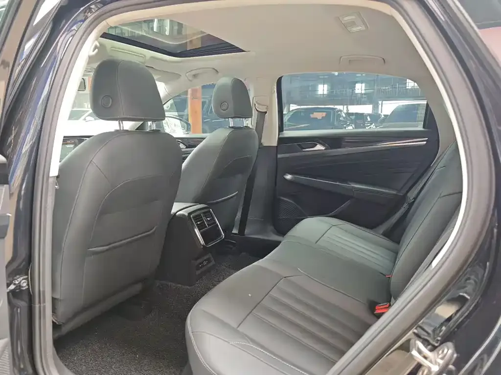 Volkswagen Passat 2023 из CN, фото 4