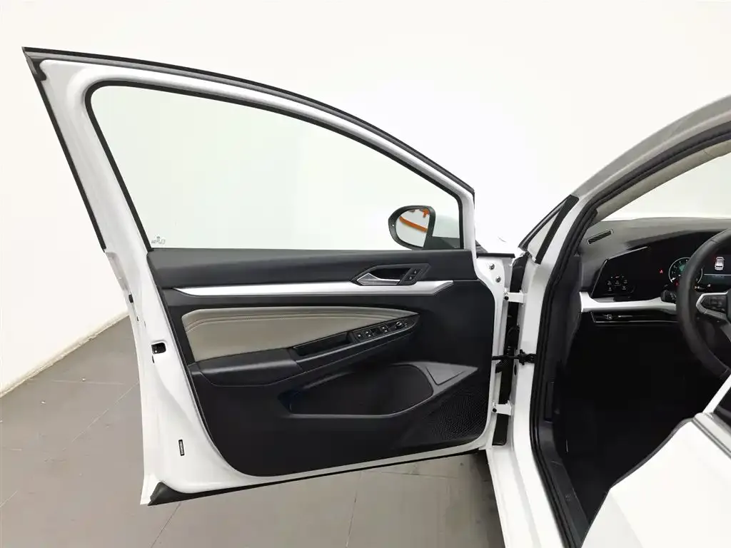 Volkswagen Golf 2022 из CN, фото 3