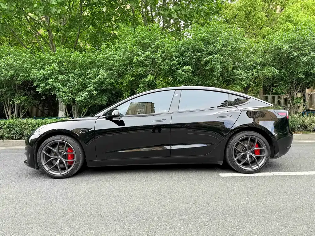 Tesla Model 3 — фото 9