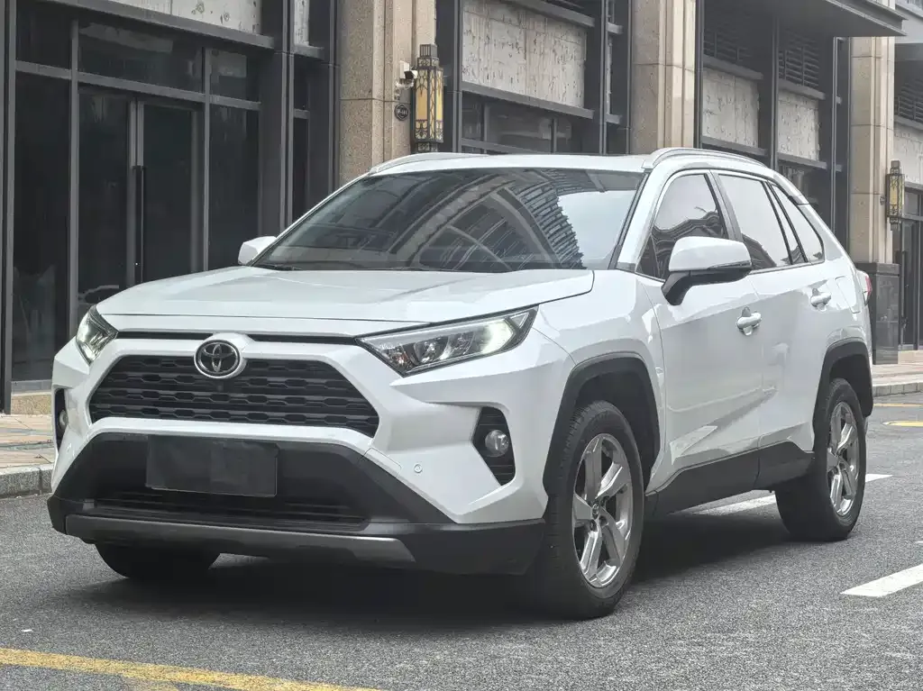 Toyota RAV4 — фото 1