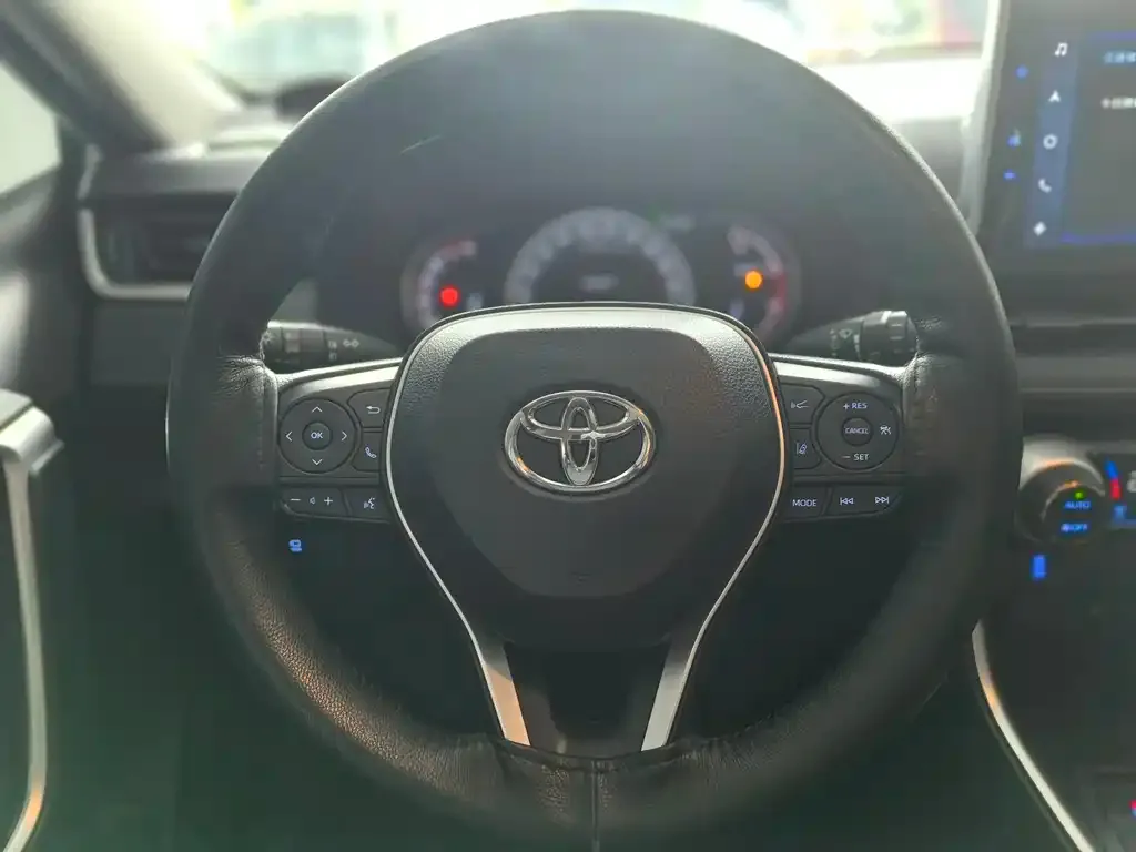 Toyota RAV4 — фото 3