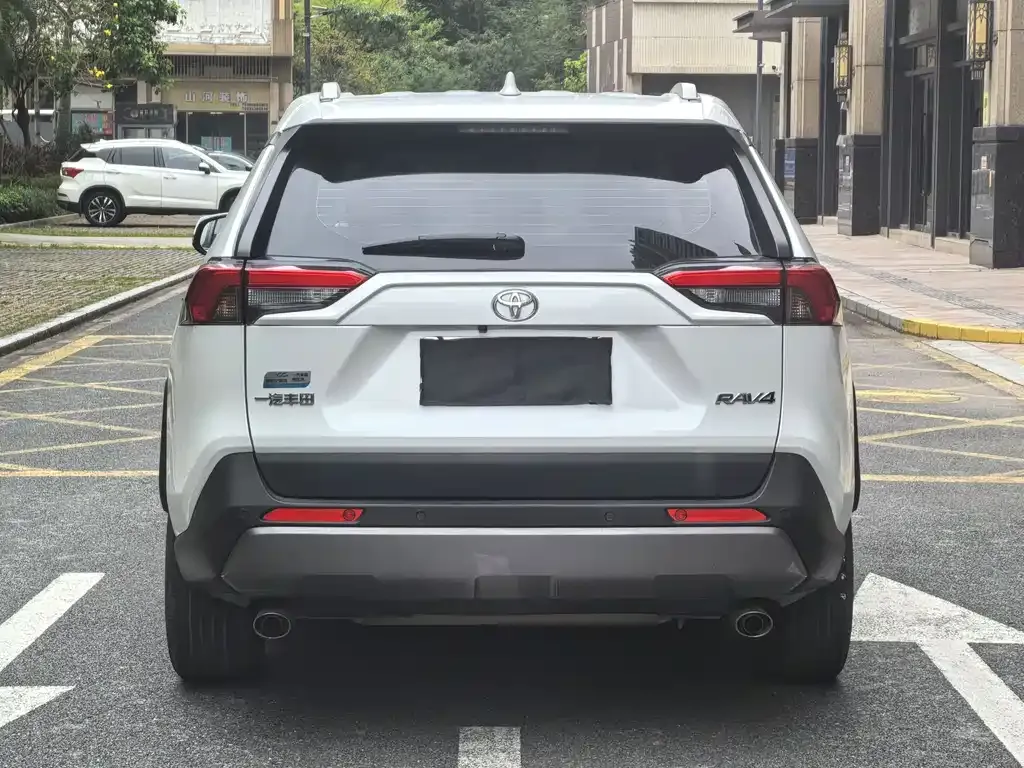 Toyota RAV4 — фото 8