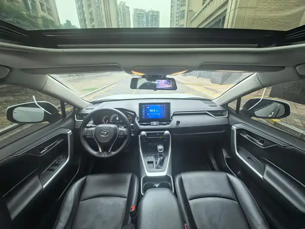 Toyota RAV4 — фото 6