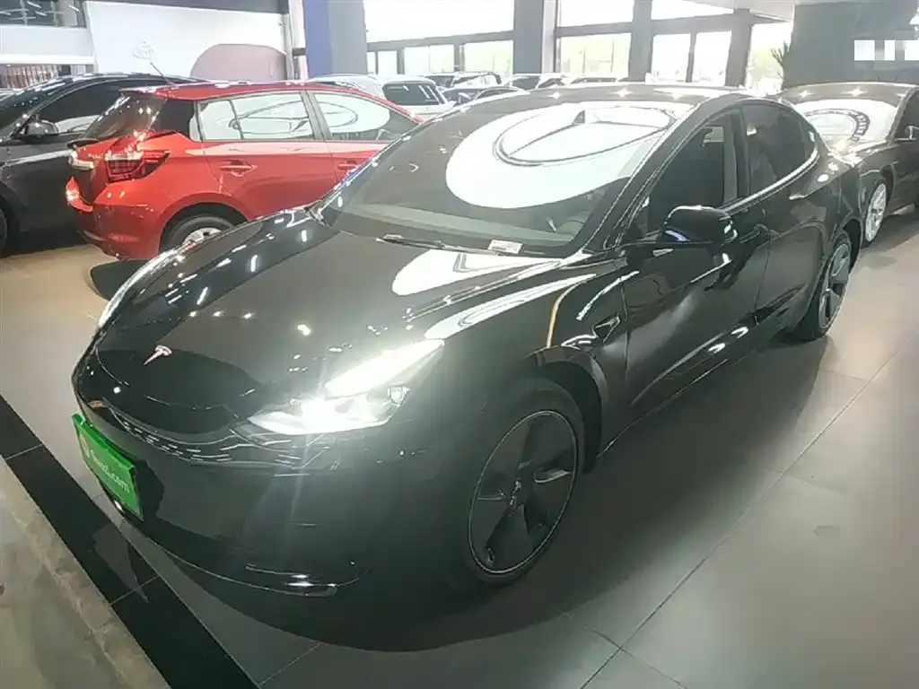 Tesla Model 3 — фото 1