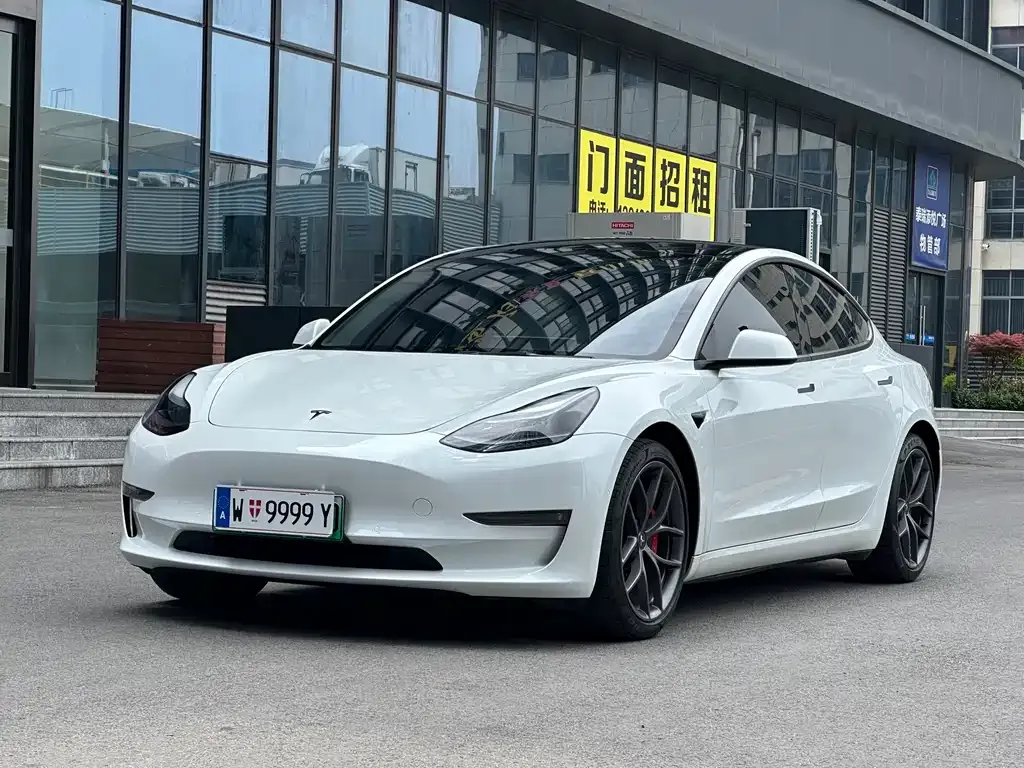 Tesla Model 3 — фото 1