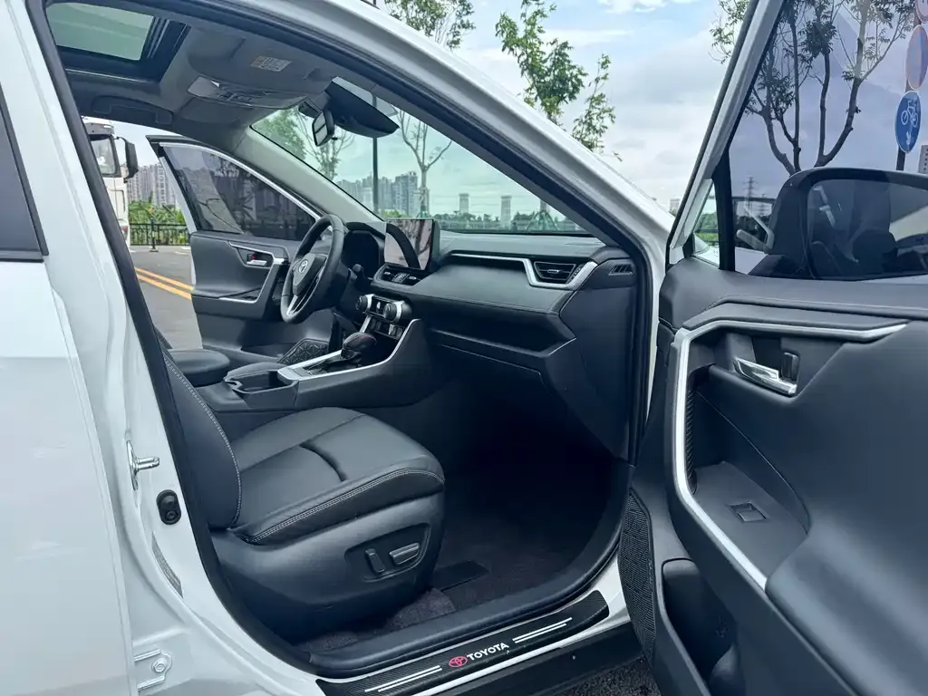 Toyota RAV4 2024 из CN, фото 4