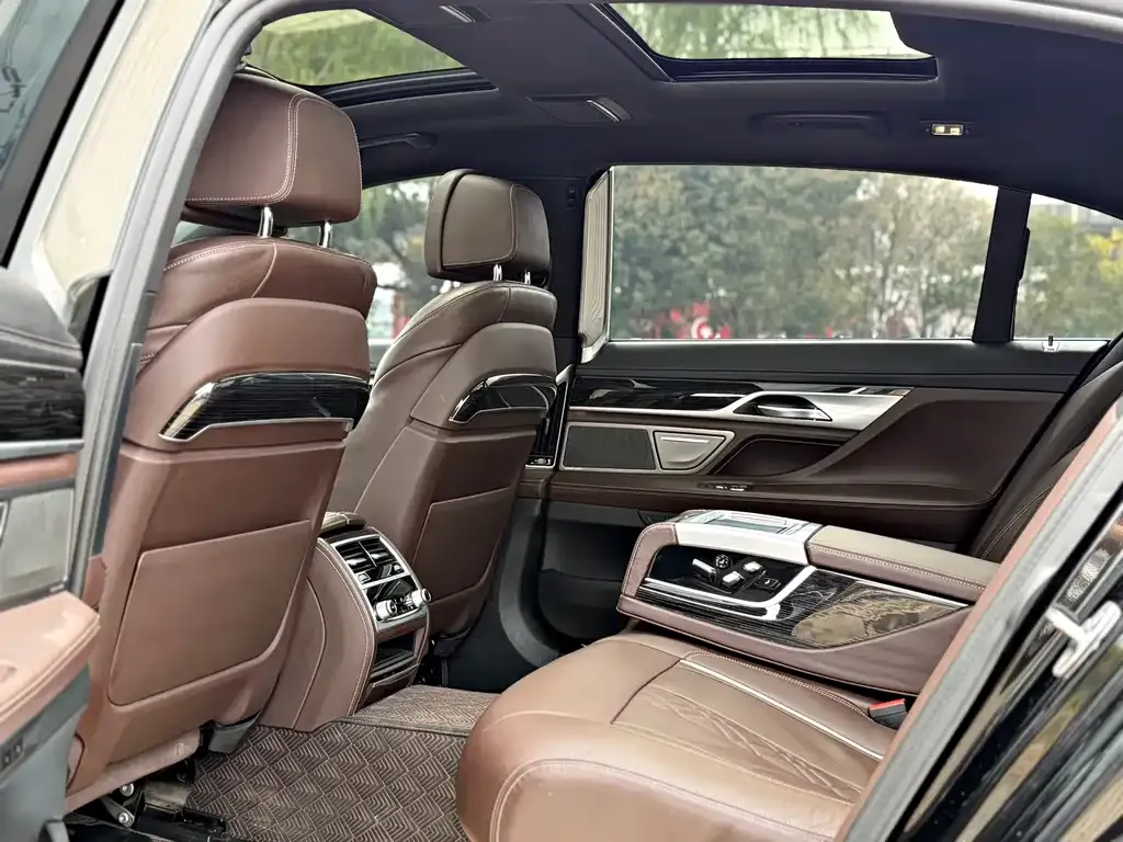 BMW 7 Series — фото 9