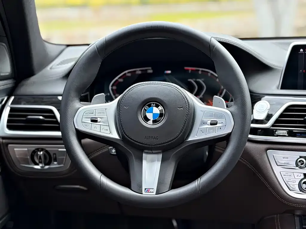 BMW 7 Series — фото 10