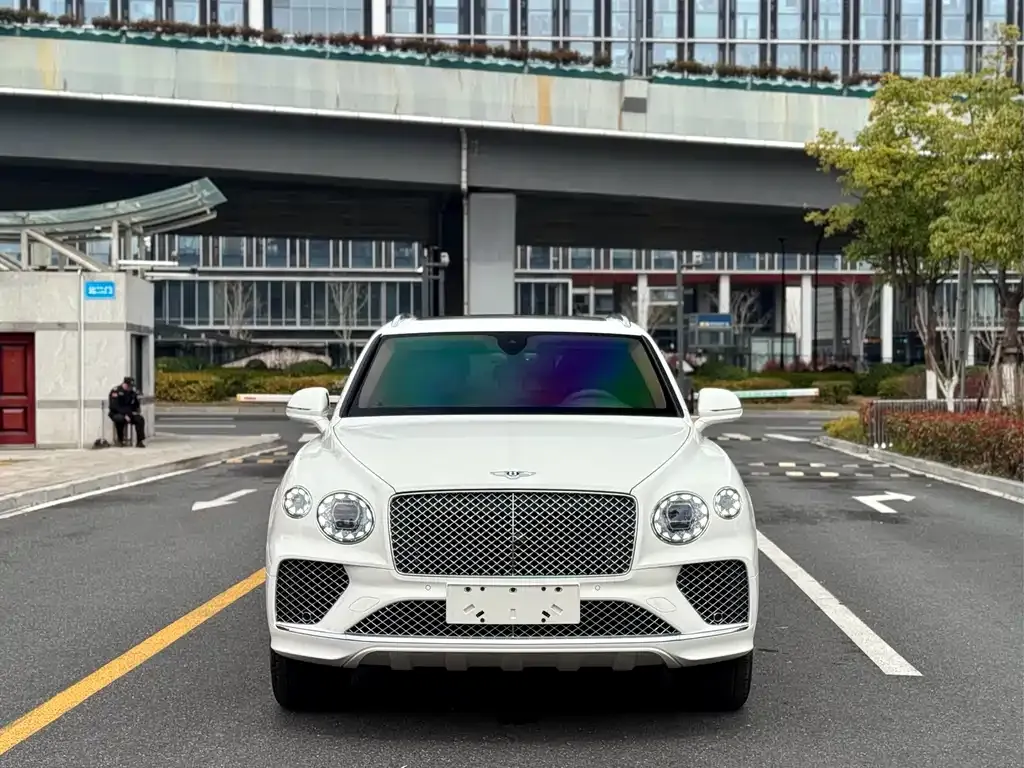 Bentley Bentayga — фото 1