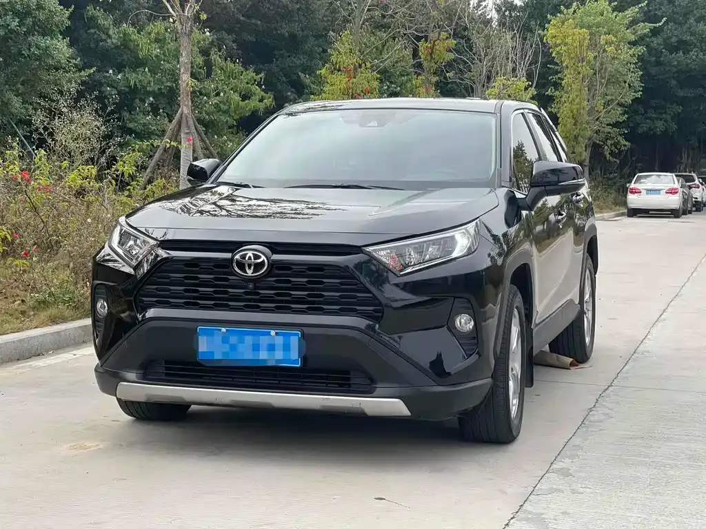 Toyota RAV4 — фото 1