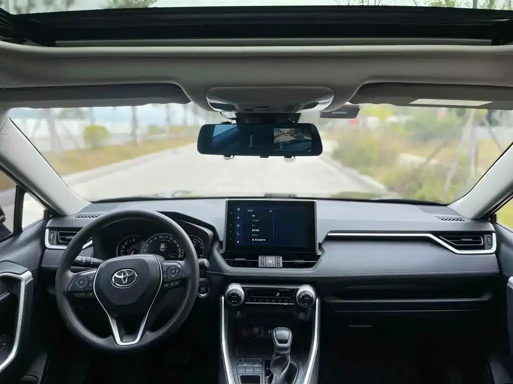 Toyota RAV4 — фото 2