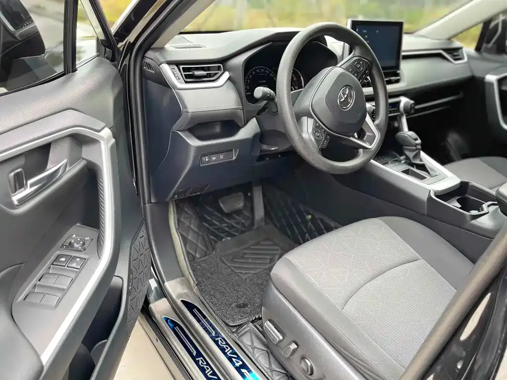 Toyota RAV4 — фото 8