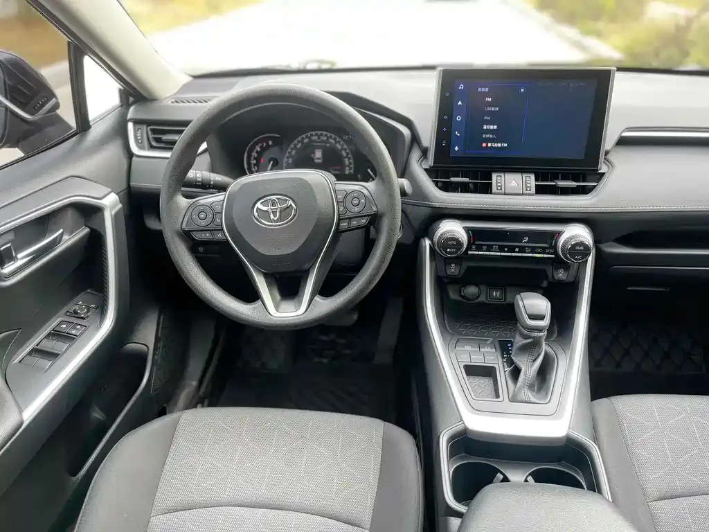 Toyota RAV4 — фото 5