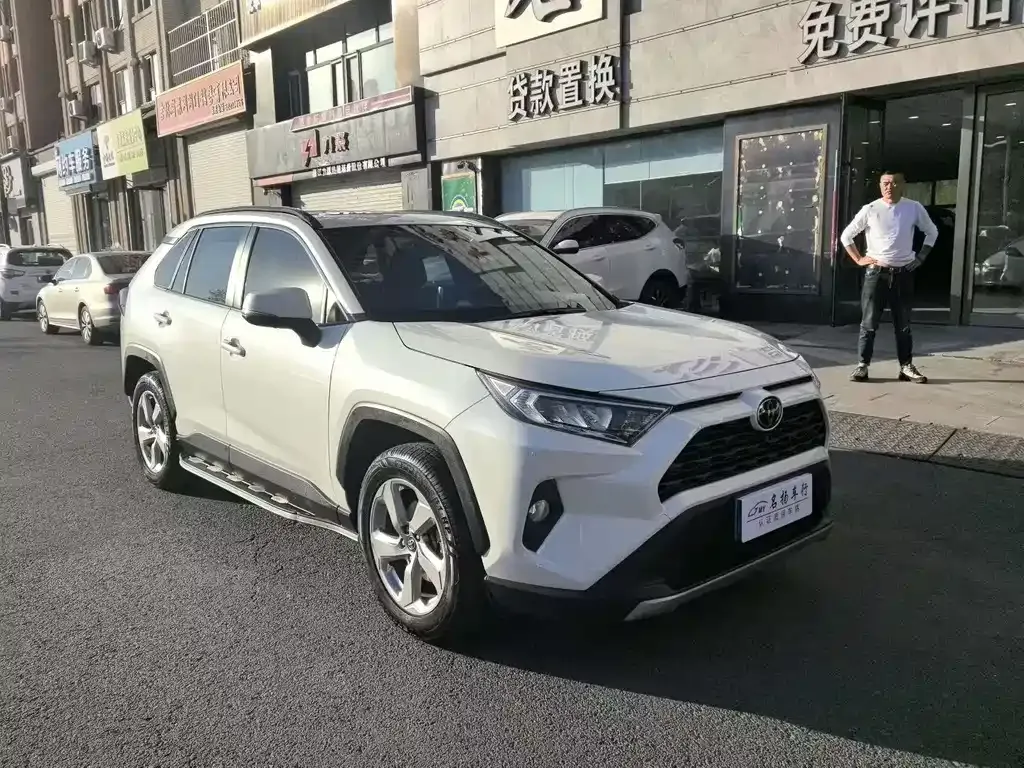 Toyota RAV4 — фото 8