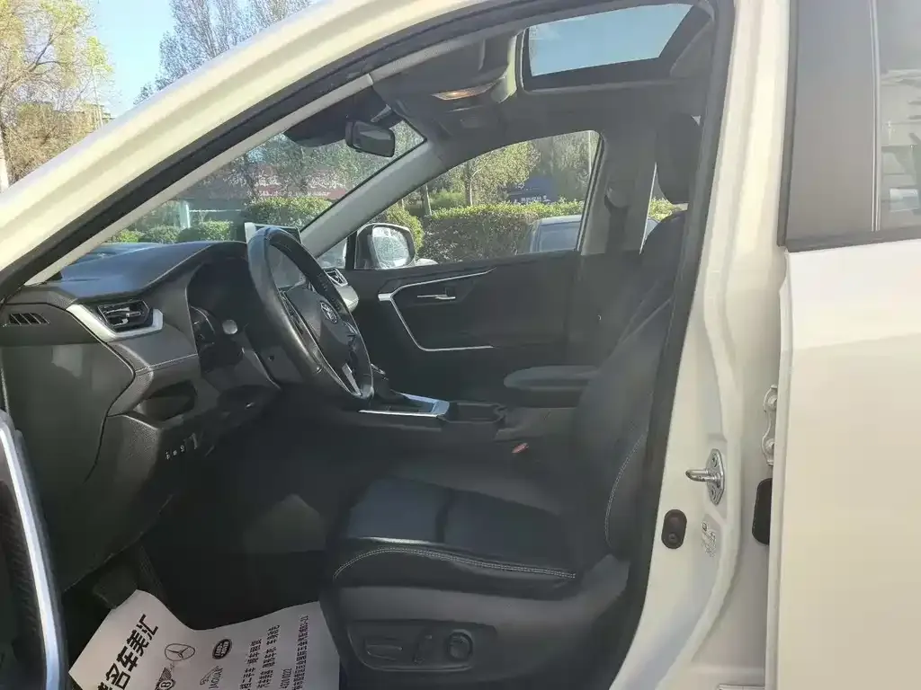 Toyota RAV4 — фото 2