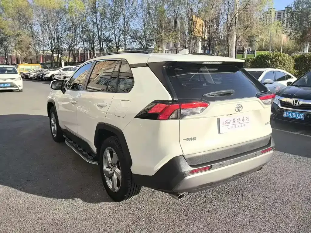 Toyota RAV4 — фото 7