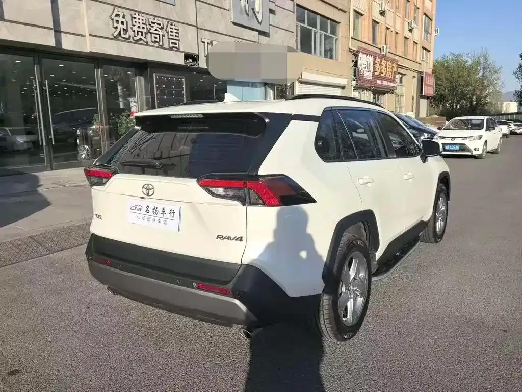 Toyota RAV4 — фото 5