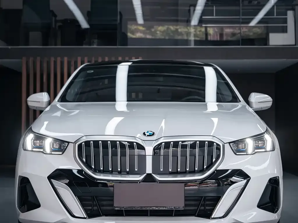 BMW 5 Series 2025 из CN, фото 2