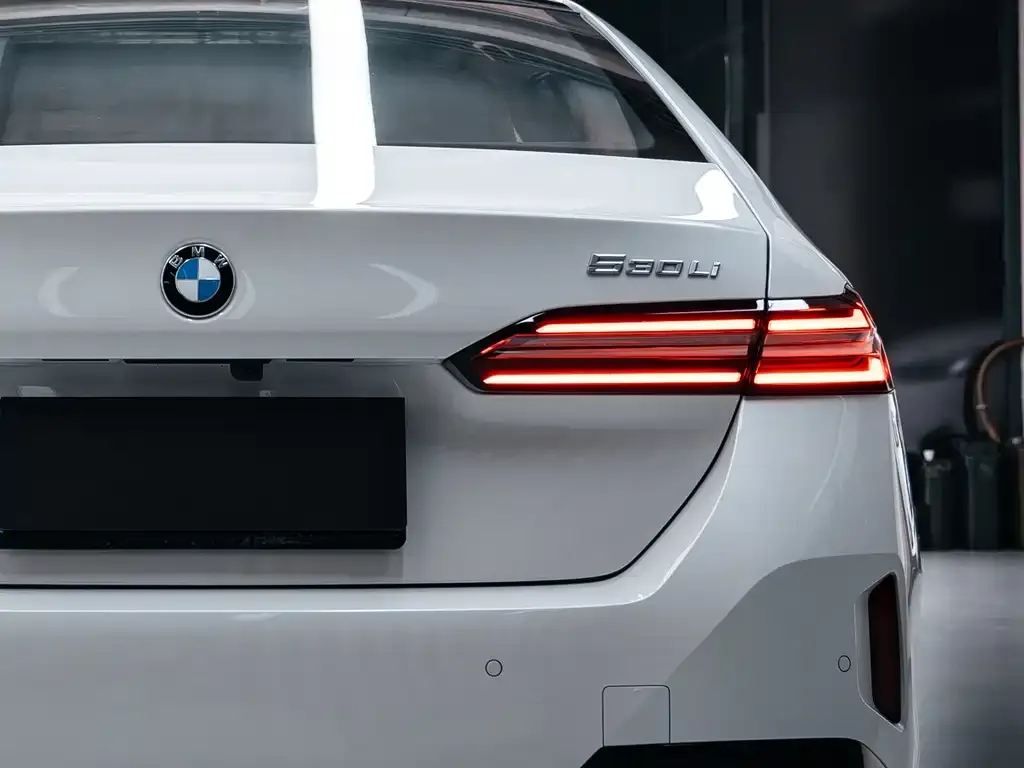 BMW 5 Series 2025 из CN, фото 4
