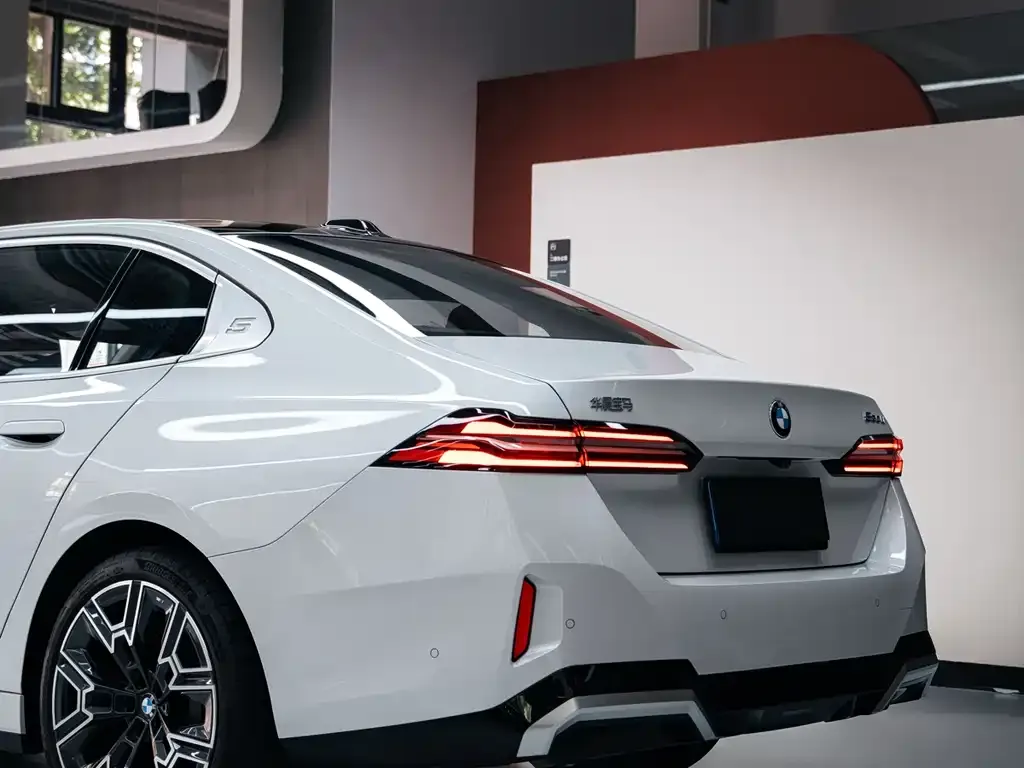 BMW 5 Series 2025 из CN, фото 5