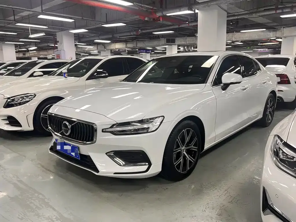 Volvo S60 — фото 1