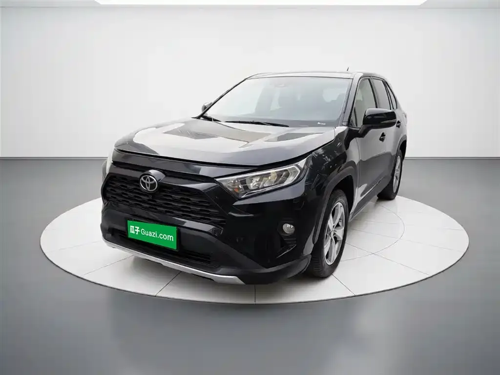 Toyota RAV4 — фото 1