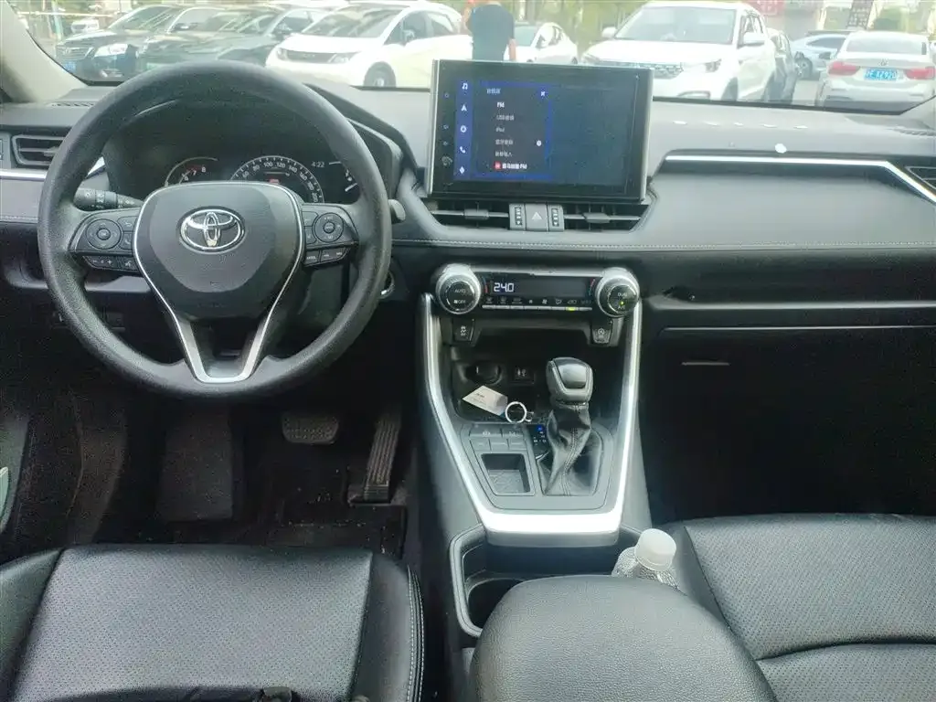 Toyota RAV4 — фото 8