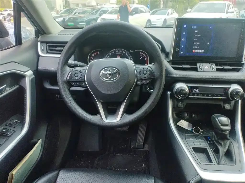 Toyota RAV4 — фото 9