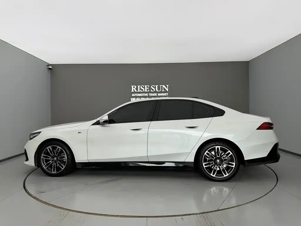BMW 5 Series (Import) 2024 из CN, фото 3