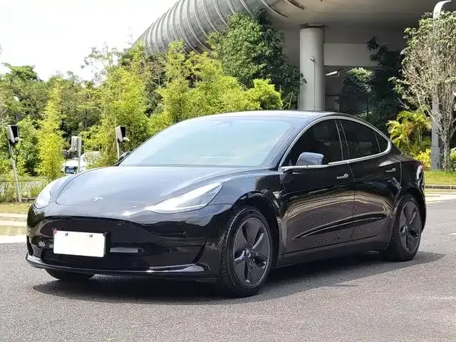 Tesla Model 3 — фото 1