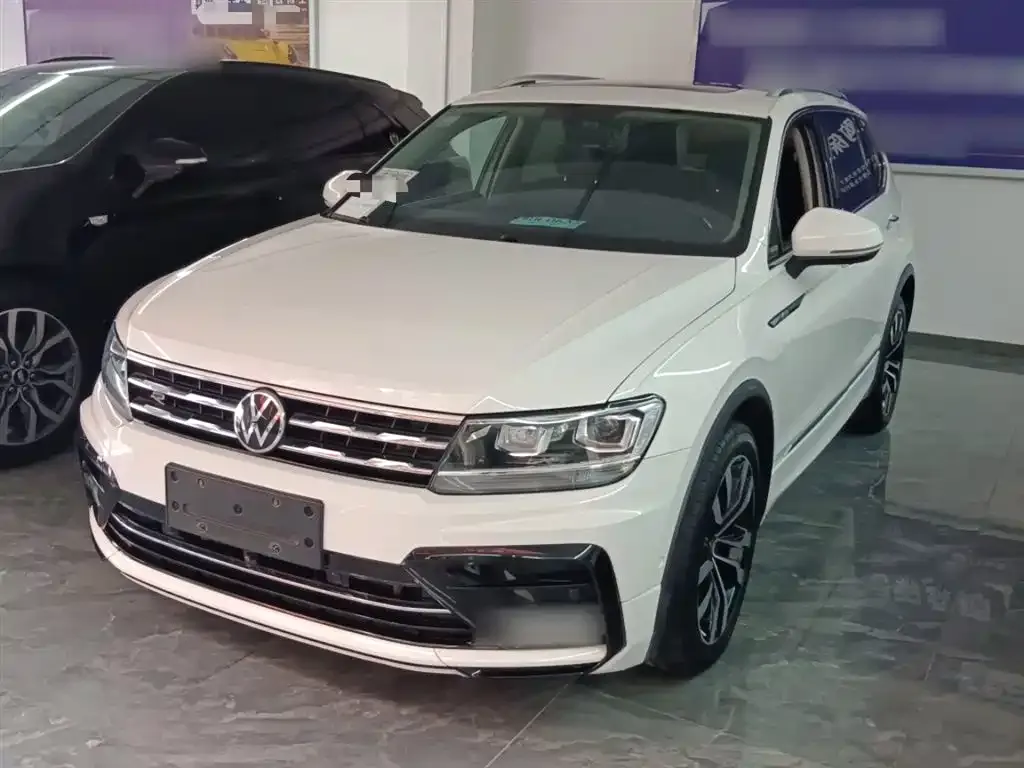 Volkswagen Tiguan L — фото 1