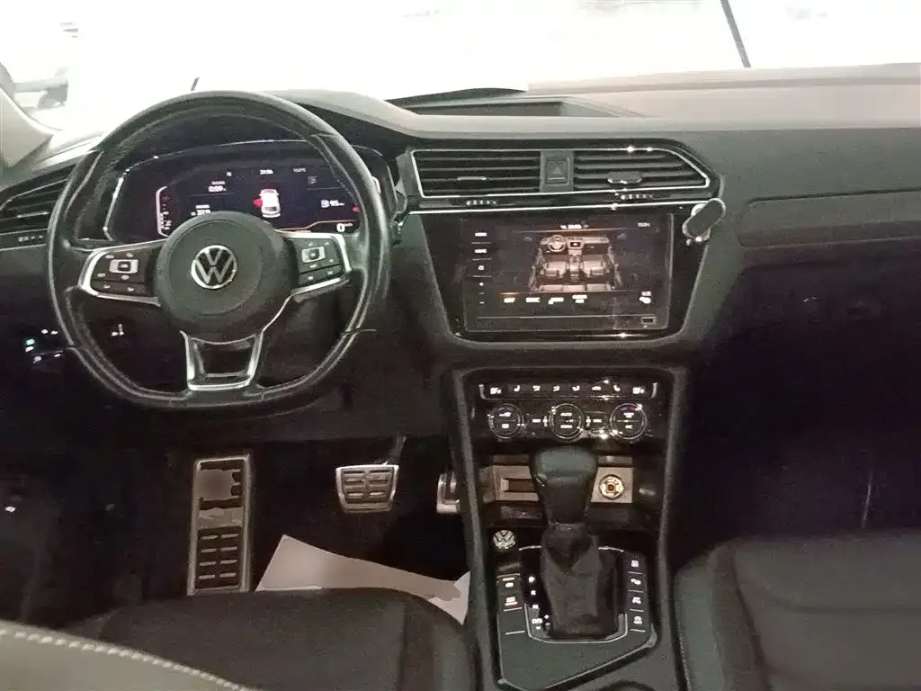 Volkswagen Tiguan L — фото 6