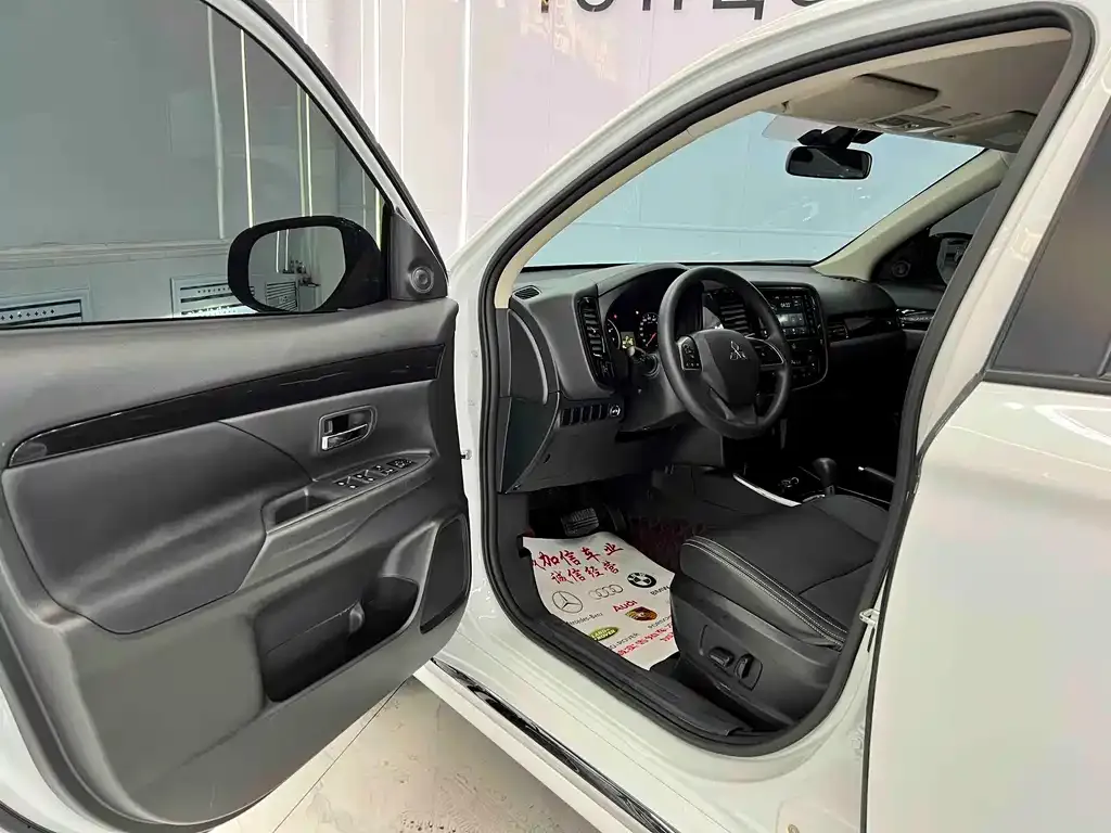 Mitsubishi Outlander 2023 из CN, фото 3