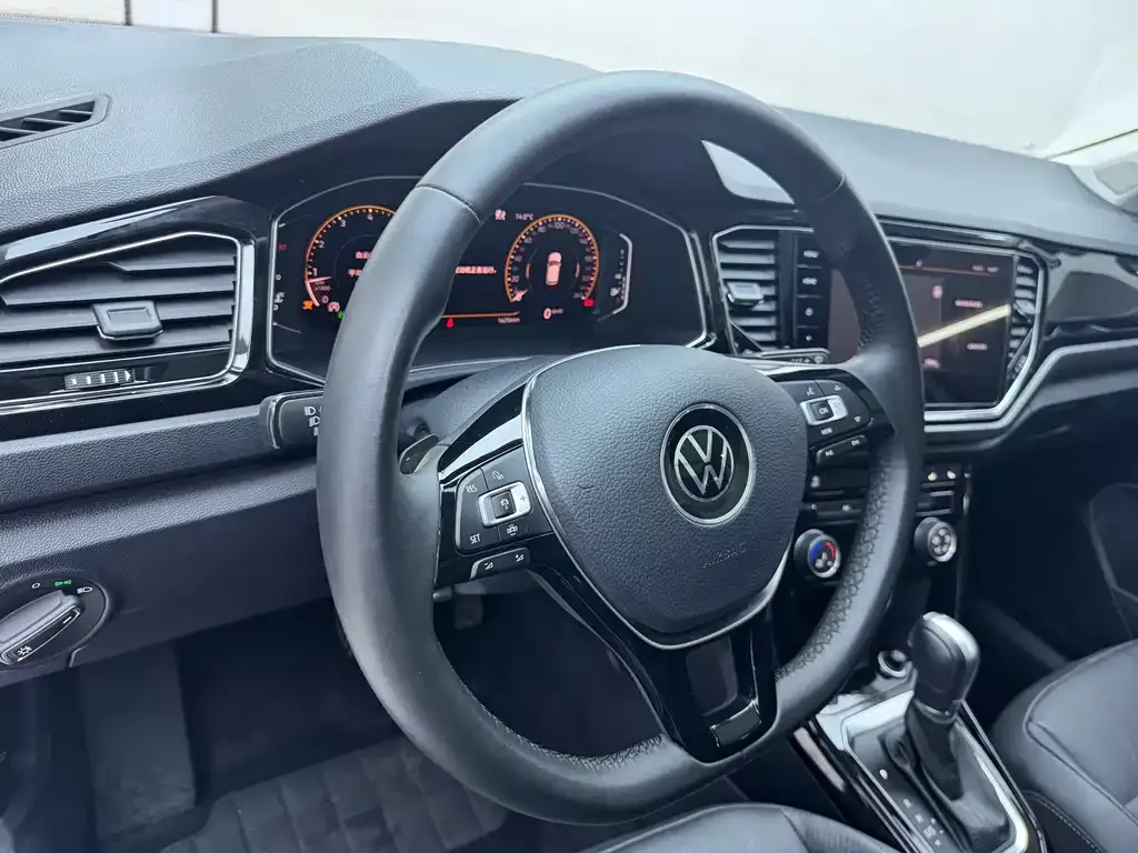 Volkswagen T-Roc — фото 10