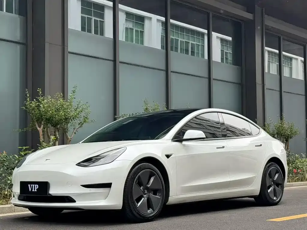 Tesla Model 3 — фото 1