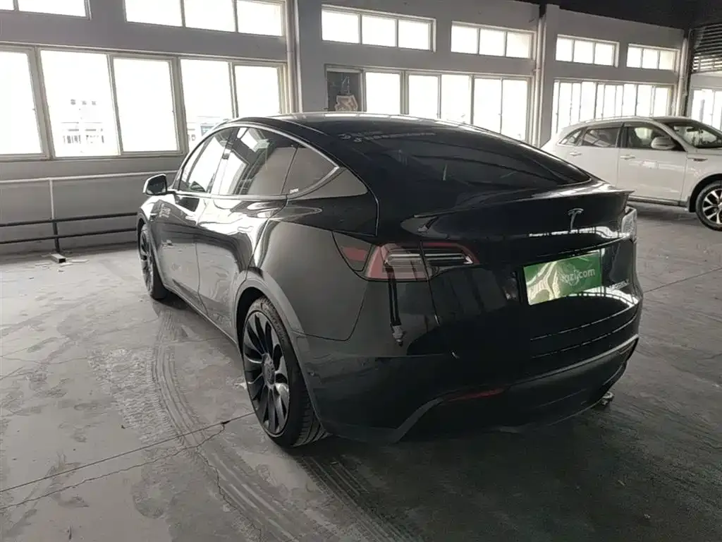 Tesla Model Y — фото 8