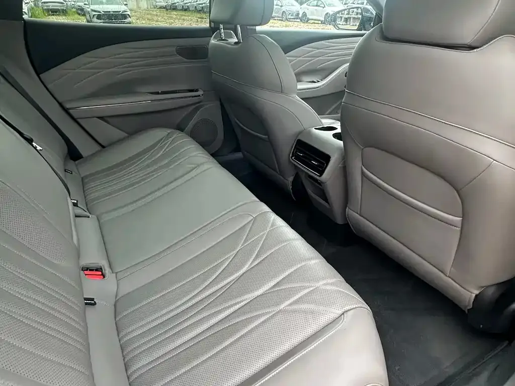 Geely Galaxy Xingyao 8 2025 из CN, фото 3