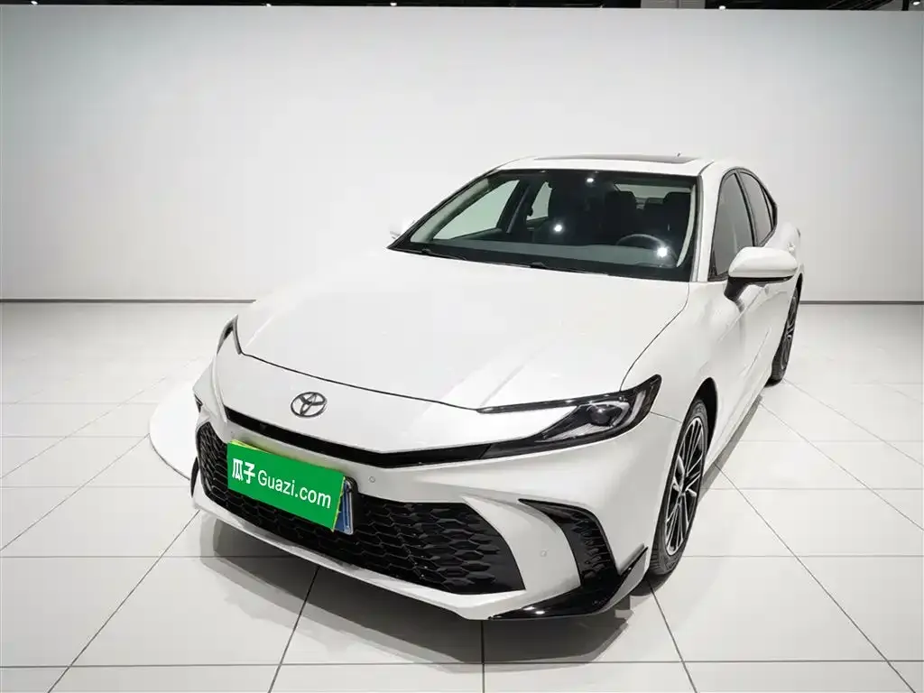 Toyota Camry — фото 1