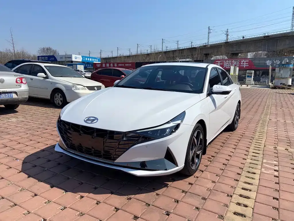 Hyundai Elantra — фото 1