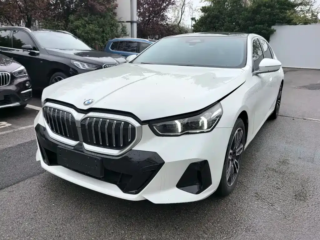 BMW 5 Series — фото 1