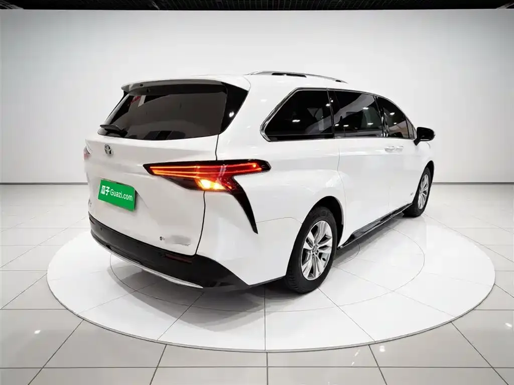 Toyota Sienna — фото 5