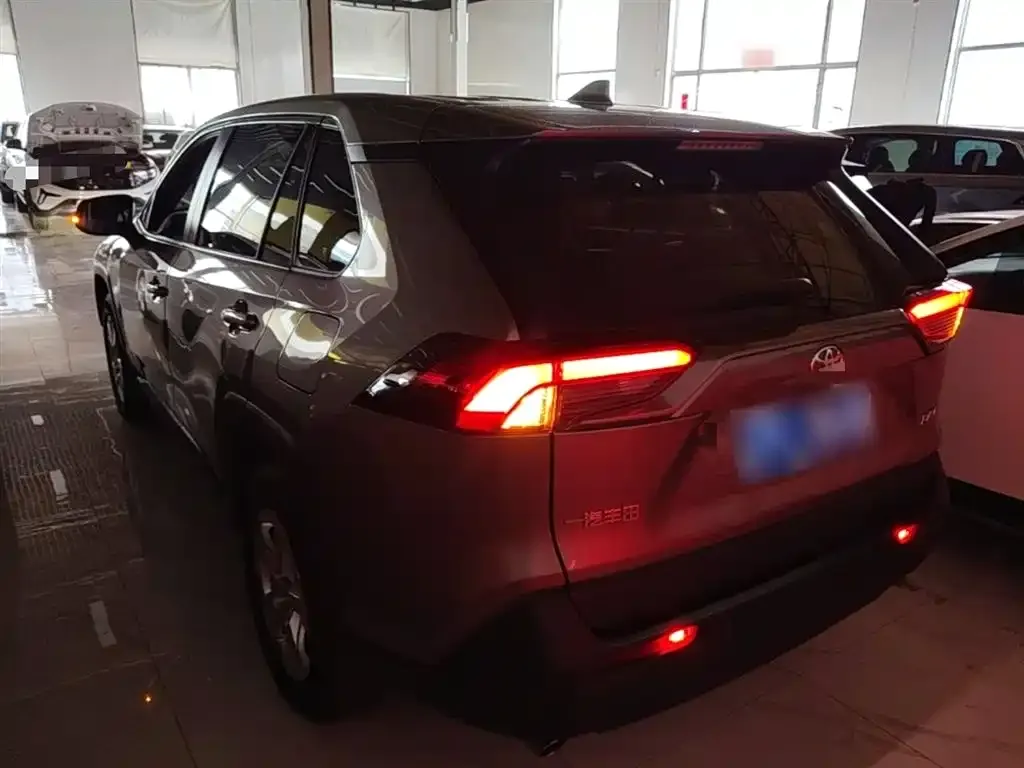 Toyota RAV4 — фото 2
