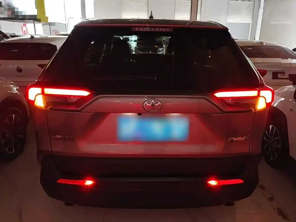 Toyota RAV4 — фото 8