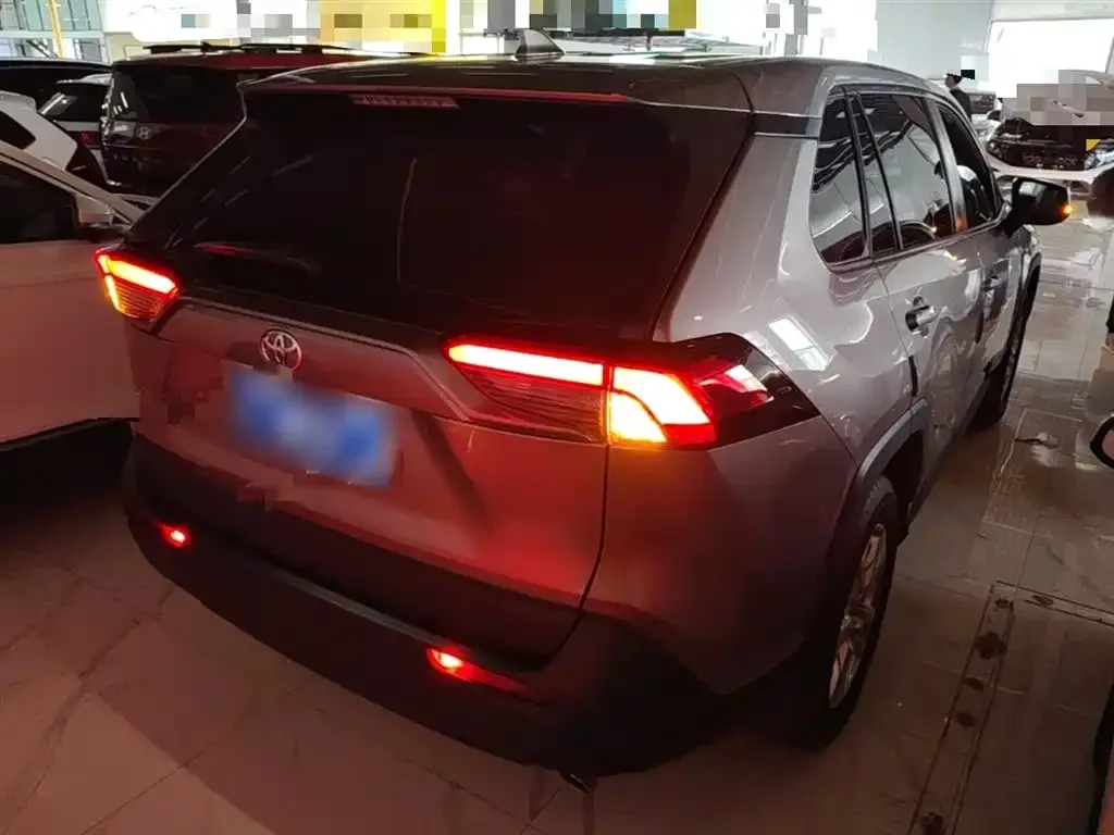 Toyota RAV4 — фото 3