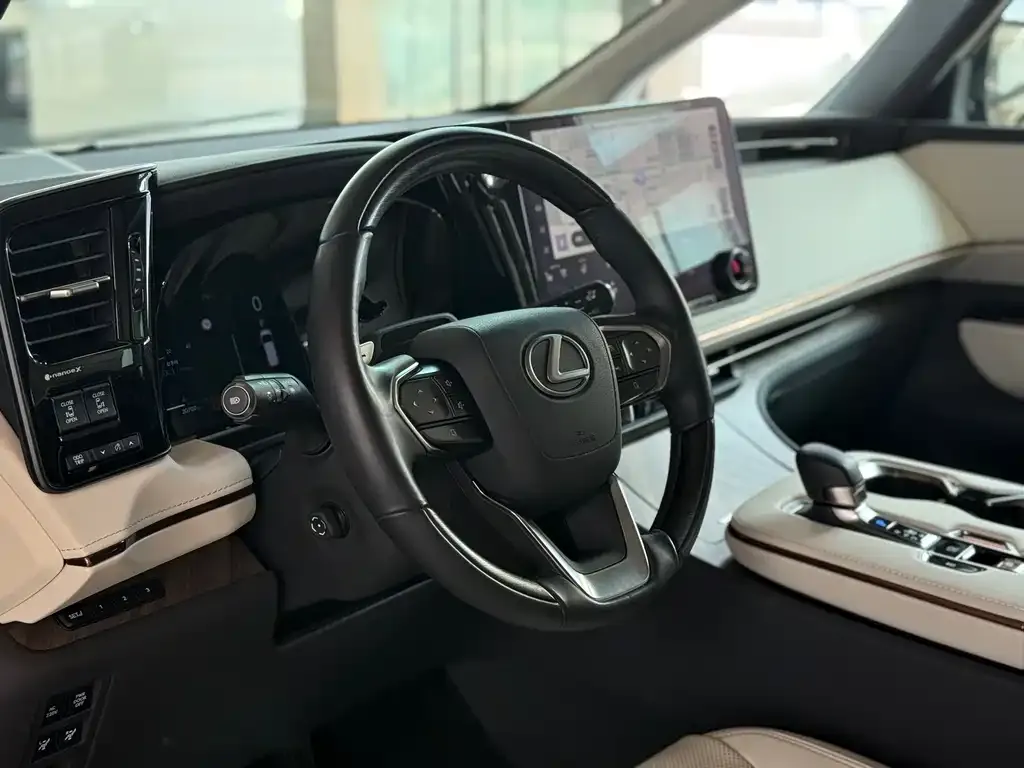 Lexus LM — фото 9
