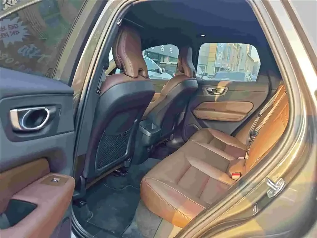 Volvo XC60 2022 из CN, фото 2
