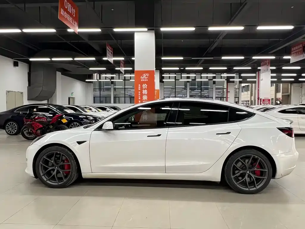 Tesla Model 3 — фото 9