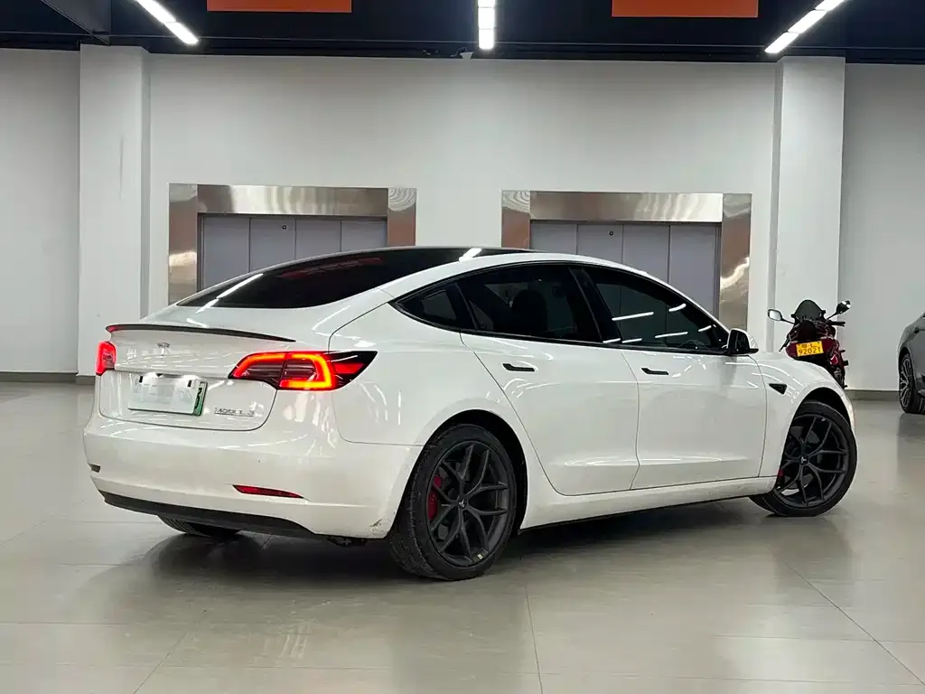 Tesla Model 3 — фото 4