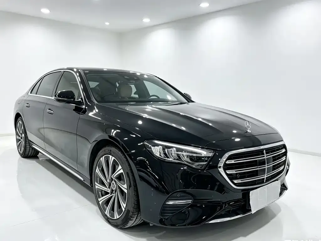 Mercedes-Benz E-Class — фото 1