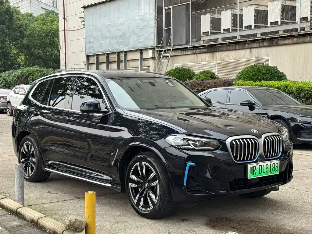 BMW iX3 — фото 9